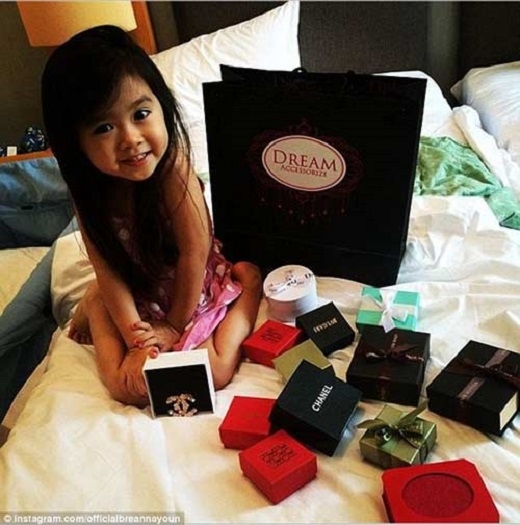 
	
	Cô bé bên những món quà đắt tiền của mình